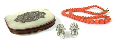 Lot 47 - A mother of pearl purse