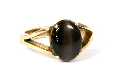 Lot 28 - A single stone hawk's eye ring