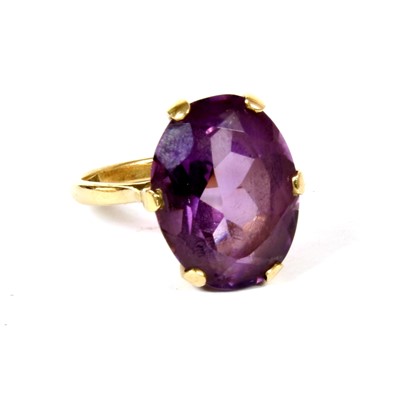 Lot 10 - A single stone amethyst ring
