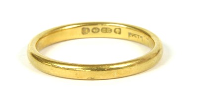 Lot 8 - A 22ct gold wedding ring