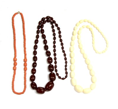 Lot 52 - A Bakelite necklace