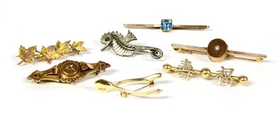 Lot 22 - Seven assorted brooches