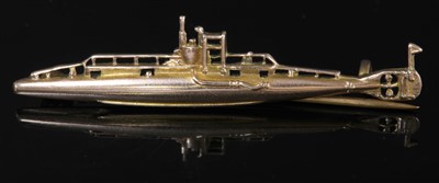 Lot 129 - A First World War gold brooch