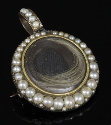 Lot 8 - A Georgian cased gold and split pearl memorial pendant brooch, c.1810