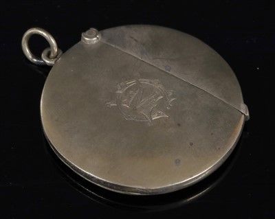 Lot 125 - An Edwardian 9ct gold circular disc form vesta case
