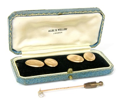 Lot 122 - A gold diamond stick pin