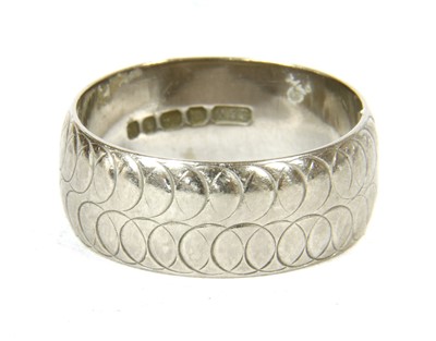 Lot 254 - An 18ct white gold wedding ring