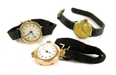 Lot 256 - A 9ct gold mechanical strap watch