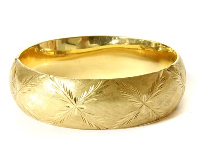 Lot 72 - A hollow hinged bangle
