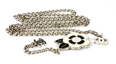 Lot 219 - A Chanel chain belt
