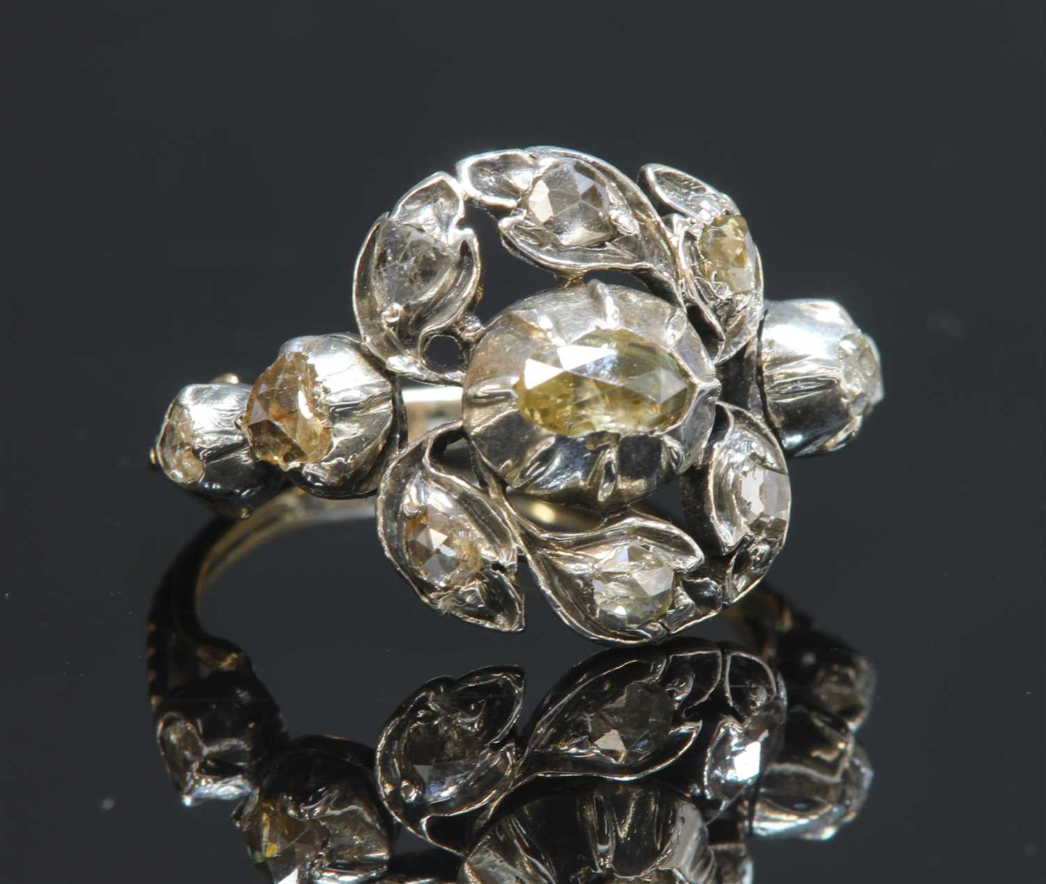 Lot 22 - A late Georgian giardinetti silver and gold ring