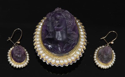Lot 38 - A Victorian gold carved amethyst cameo and split pearl brooch