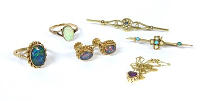 Lot 11 - An assortment of gold jewellery