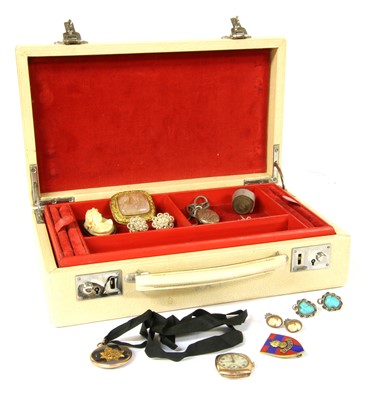 Lot 141 - An assortment of jewellery