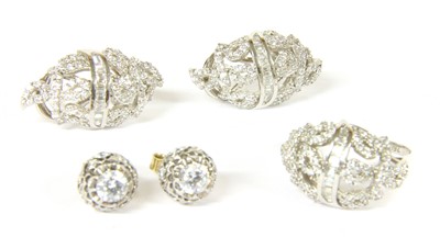 Lot 8 - A gold cubic zirconia ring