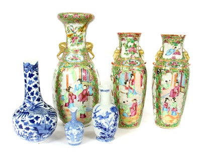 Lot 366 - A collection of three Chinese ceramics