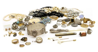Lot 136 - A collection of jewellery to include a diamond set 9ct gold ring
