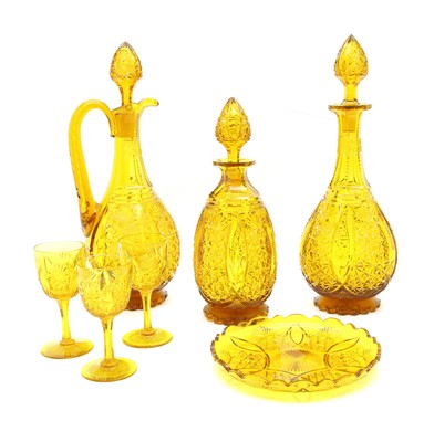Lot 246 - A collection of glassware