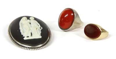 Lot 323 - A 9ct gold cornelian signet ring