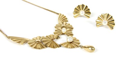 Lot 296 - A 9ct gold and cultured freshwater pearl necklace