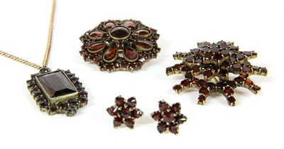 Lot 295 - A gilt metal Bohemian garnet cluster brooch