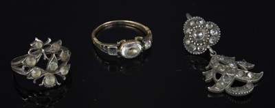 Lot 24 - A Georgian black dot paste ring