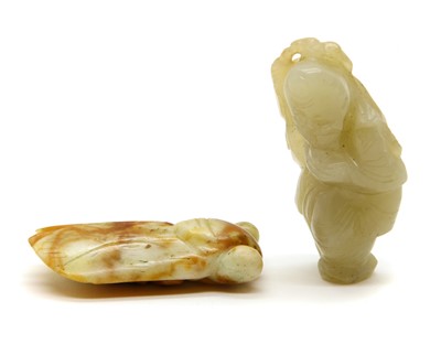 Lot 373 - A carved jade cricket
