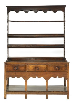 Lot 840 - An oak dresser