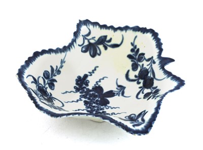 Lot 252 - A Worcester porcelain leaf form pickle dish