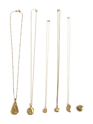 Lot 1008 - A 9ct gold oval hinged locket
