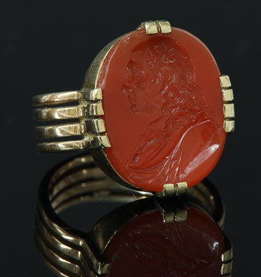 Lot 21 - A gentlemen's Edwardian gold hardstone signet ring