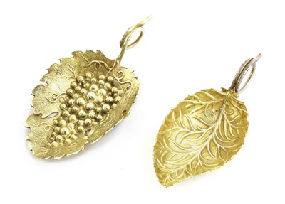 Lot 13 - A silver gilt caddy spoon