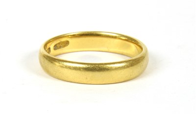 Lot 1066 - A 22ct gold wedding ring