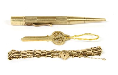 Lot 1021 - A 9ct gold door key
