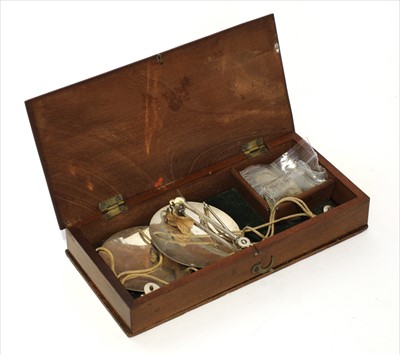 Lot 1003 - A late Georgian mahogany cased coin scale