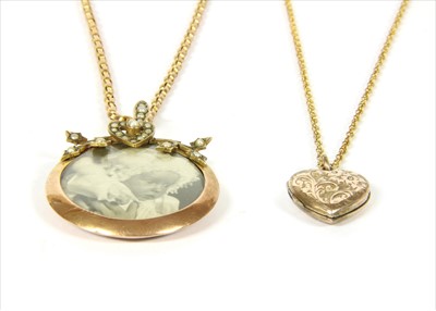 Lot 21 - A 9ct gold split pearl photo locket