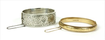 Lot 60 - A 9ct gold hollow hinged bangle