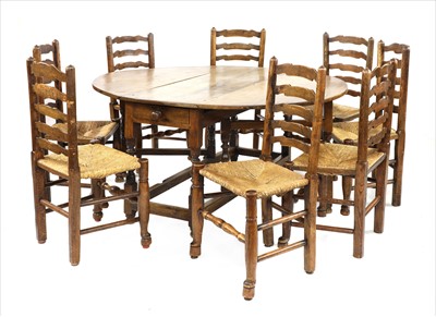 Lot 878 - An oak drop-leaf table