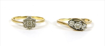 Lot 22 - A gold diamond cluster ring