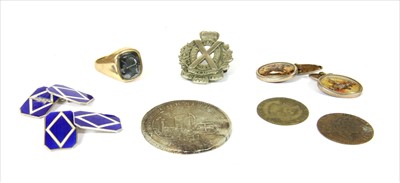 Lot 122 - A 9ct gold haematite signet ring
