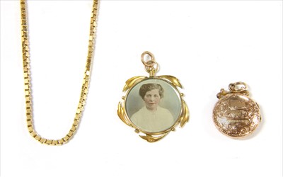 Lot 19 - A 9ct gold photo locket