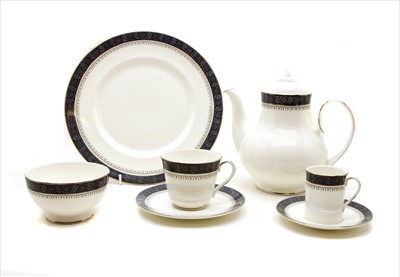 Lot 495 - A Royal Doulton dinner service