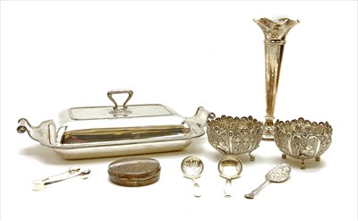 Lot 104 - A pair of Indian silver footed bowls