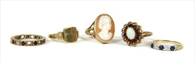 Lot 18 - A quantity of 9ct gold jewellery