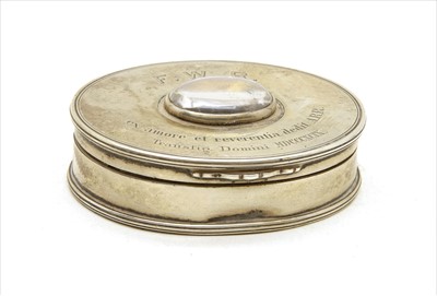 Lot 101 - A Goldsmiths & Silversmiths snuff box