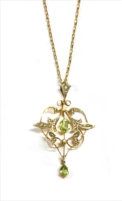 Lot 20 - An Edwardian gold peridot and split pearl pendant