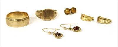 Lot 59 - A 9ct gold signet ring