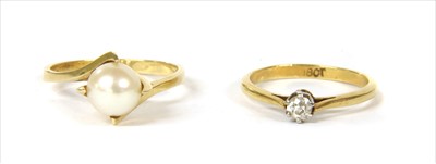 Lot 27 - A gold cultured pearl ring
