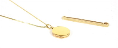 Lot 29 - A Portuguese gold circular locket