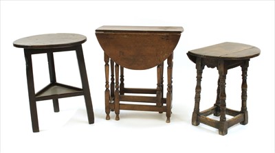 Lot 372 - An oak cricket table